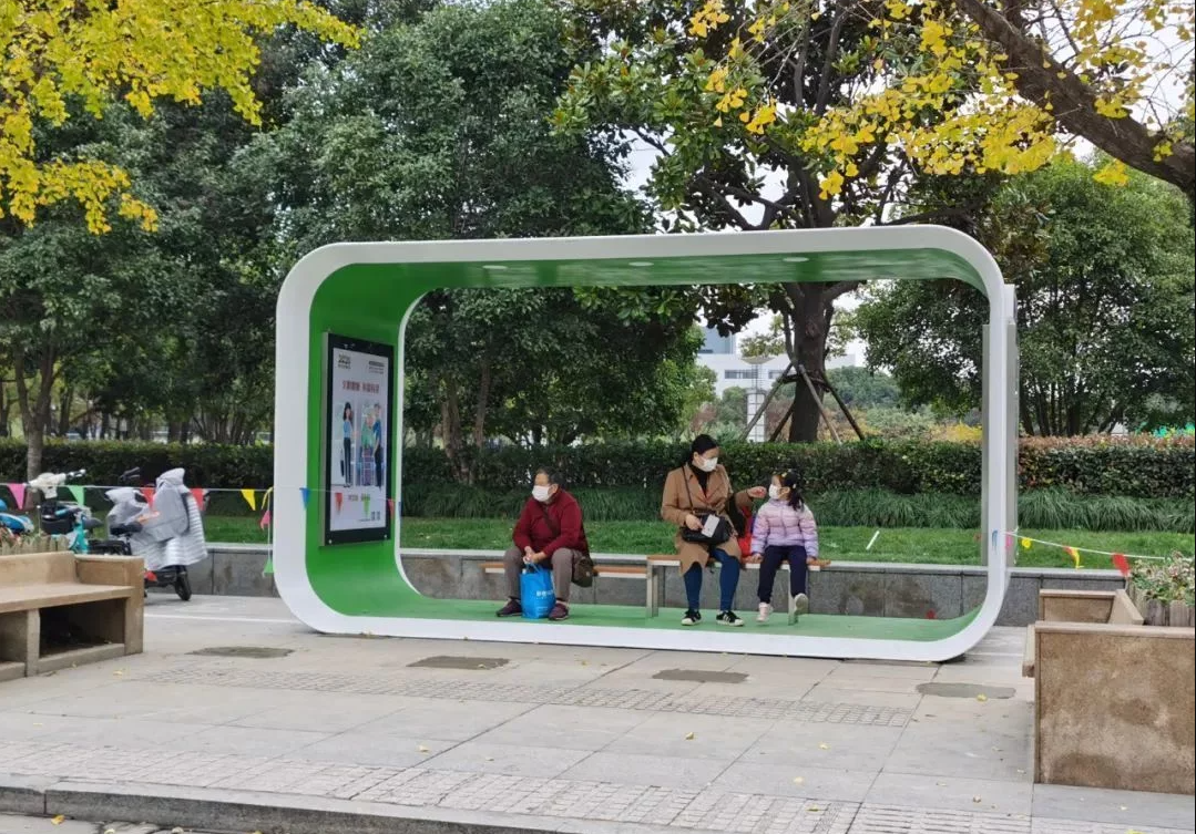 嘉定“綠野仙蹤”生態(tài)環(huán)保智能公交站臺(tái)與秋景更配